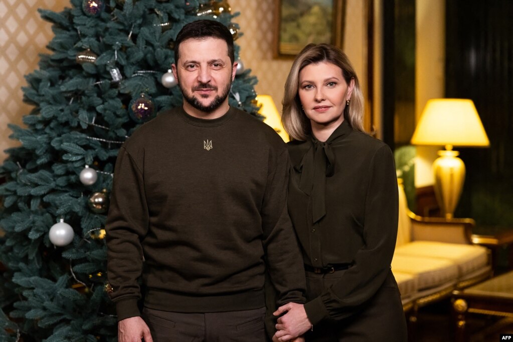 Esta foto tomada y publicada por la Oficina Presidencial de Ucrania el 31 de diciembre de 2022 muestra al presidente Volodymyr Zelensky y su esposa Olena durante su discurso de Año Nuevo al pueblo ucraniano. [AFP]