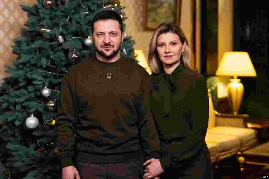 Esta foto tomada y publicada por la Oficina Presidencial de Ucrania el 31 de diciembre de 2022 muestra al presidente Volodymyr Zelensky y su esposa Olena durante su discurso de Año Nuevo al pueblo ucraniano. [AFP]