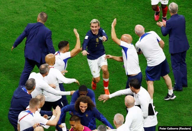 Matteo Guendouzi dari Prancis, Antoine Griezmann dan Ousmane Dembele merayakan kemenangan Tim Les Bleus dengan sang pelatih Didier Deschamps dan staf pelatih saat Prancis melaju ke final Piala Dunia 2022. (Foto: REUTERS/Peter Cziborra)