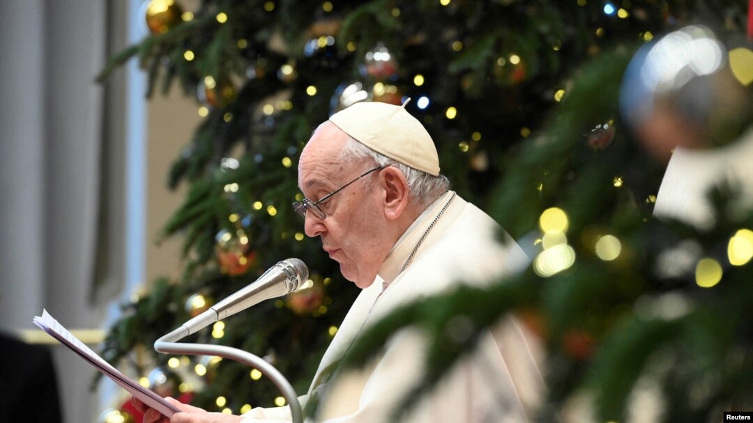 Paus Fransiskus menyampaikan pidato "Keadaan Dunia" kepada para diplomat, di Vatikan, 9 Januari 2023. (Divisione Produzione Fotografica /Vatican Media/­Handout via REUTERS).