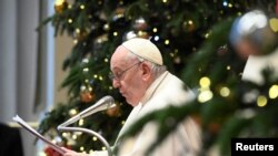 Paus Fransiskus menyampaikan pidato "Keadaan Dunia" kepada para diplomat, di Vatikan, 9 Januari 2023. (Divisione Produzione Fotografica /Vatican Media/­Handout via REUTERS).