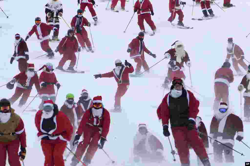 Cerca de 300 esquiadores vestidos de Papá Noel se registraron para la carrera benéfica anual de esquí en Newry, Maine.