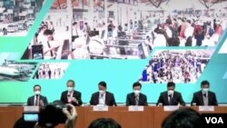 香港特首李家超(右三)1月5日联同多名司局长召开记者会，公布1月8日与中国大陆首阶段通关安排 (网上直播截图)
