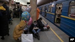 우크라이나 수도 크이우 시민들이 5일 러시아군의 미사일 공습에 지하철 역에 대피해 있다. 
