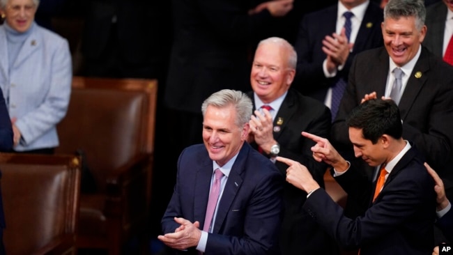 El representante de EEUU Kevin McCarthy, republicano por California, sonríe después de ganar la decimoquinta votación en la Cámara de Representantes en el quinto día tratando de elegir un presidente y convocar el 118.º Congreso en Washington, el 7 de enero de 2023.