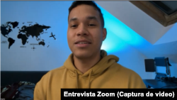 El venezolano Visckel Vázquez describe en tono de humor sus experiencias como migrante en Alemania, un país donde vive como refugiado. [Captura de pantalla de una entrevista con la VOA]