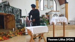 Personel Jibom Gegana Brimob Polda Sulawesi Tengah melakukan kegiatan sterilisasi jelang ibadah perayaan malam natal di Gereja Kristen Sulawesi Tengah (GKST) Jemaat Sion, Poso, Sulawesi Tengah, Sabtu (24/12/2022). (Foto : VOA/Yoanes Litha)