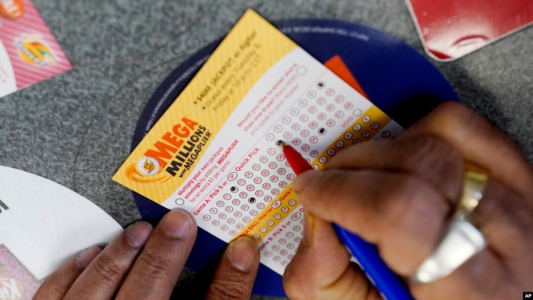 Un jugador llena un boleto para la lotería Mega Millions.