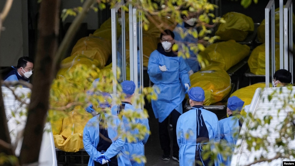 上海一家火葬场的工作人员走过数个逝者的尸袋。（2023年1月4日）(photo:VOA)