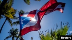 Bendera Puerto Rico tampak berkibar diterpa angin di San Juan, Puerto Rico, pada 9 Februari 2022. (Foto: Reuters/Ricardo Arduengo)