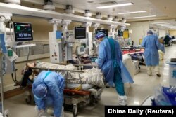资料照：北京朝阳医院的医护人员在疫情爆发期护理ICU的重症病人。(2022年12月27日)