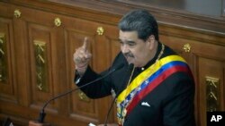 Presiden Venezuela Nicolas Maduro menyampaikan pidato tahunannya di hadapan anggota parlemen di Majelis Nasional di Caracas, Venezuela, Kamis, 12 Januari 2023. (AP Photo/Ariana Cubillos)