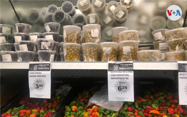 Precios de los ingredientes para las hallacas venezolanas en un mercado de Caracas 3