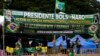 Pendukung Jair Bolsonaro membentangkan sejumlah spanduk dalam aksi protes terhadap hasil pemilu presiden di depan markas angkatan bersenjata di Brasilia, Brazil, pada 21 Desember 2022. (Foto: AP/Eraldo Peres)