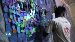 Un artiste nigérian réalise des œuvres d'art à partir de sandales récyclées