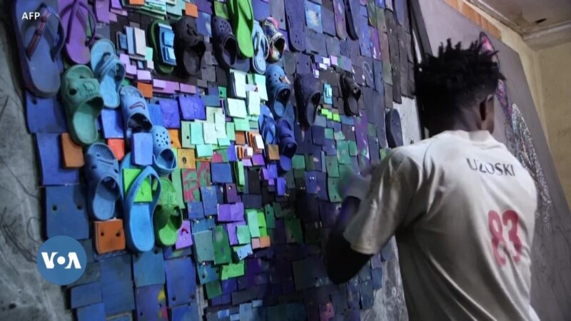 Un artiste nigérian réalise des oeuvres d'art à partir de sandales récyclées