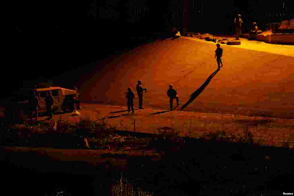 Miembros de la Guardia Nacional de Texas montan guardia a orillas del río Bravo, frontera entre Estados Unidos y México, con el propósito de reforzar la seguridad fronteriza e impedir el cruce de migrantes hacia EEUU.&nbsp;