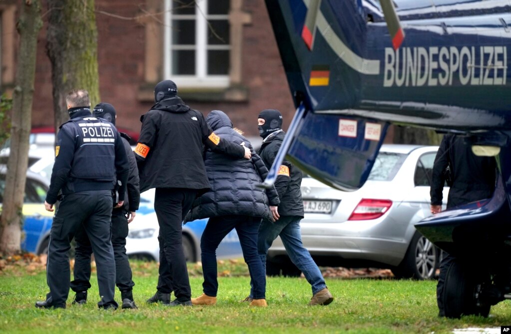 德国警察把一名极右组织嫌疑人（右二）用直升机押运到卡尔斯鲁厄。（2022年11月7日）卡尔斯鲁厄(photo:VOA)