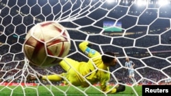 Kapiten Argentine Lionel Mesi postiže gol u prvoj seriji izvođenja penala (Foto: Reuters/Kai Pfaffenbach)