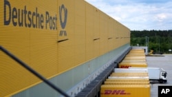 Sebuah truk tiba di DHL Mega Parcel Center di Ludwigsfelde dekat Berlin, Jerman, Selasa, 31 Mei 2022. (AP/Michael Sohn)