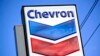 Un letrero de Chevron se muestra fuera de una de las estaciones de servicio de la compañía en Bradenton, Florida, el 22 de febrero de 2022.