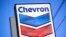 Un letrero de Chevron se muestra fuera de una de las estaciones de servicio de la compañía en Bradenton, Florida, el 22 de febrero de 2022.