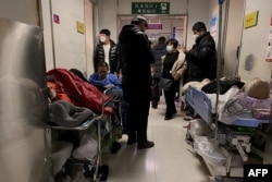 中国天津第一中心医院走廊里的染疫病人。(2022年12月28日)