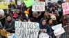 ARCHIVO - Manifestantes se reúnen frente a la Corte Suprema de los EEUU, mientras los jueces escuchaban argumentos orales en la consolidación de tres casos ante sobre el intento de la administración Trump de poner fin al programa DACA, en Washington, en noviembre de 2019.