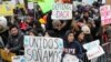 ARCHIVO - Manifestantes se reúnen frente a la Corte Suprema de EEUU mientras jueces estaban programados para escuchar argumentos orales en la consolidación de tres casos con respecto al intento de la administración Trump de poner fin al programa DACA el 12 de noviembre de 2019.