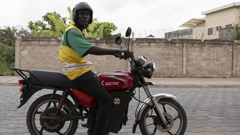 Les Béninois font l'expérience des motos électriques