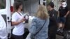 Voluntarios de varias organizaciones se unieron en Miami, Florida, para repartir comida entre los más necesitados con motivo del Día de Acción de Gracias. [Video: Antoni Belchi / VOA]