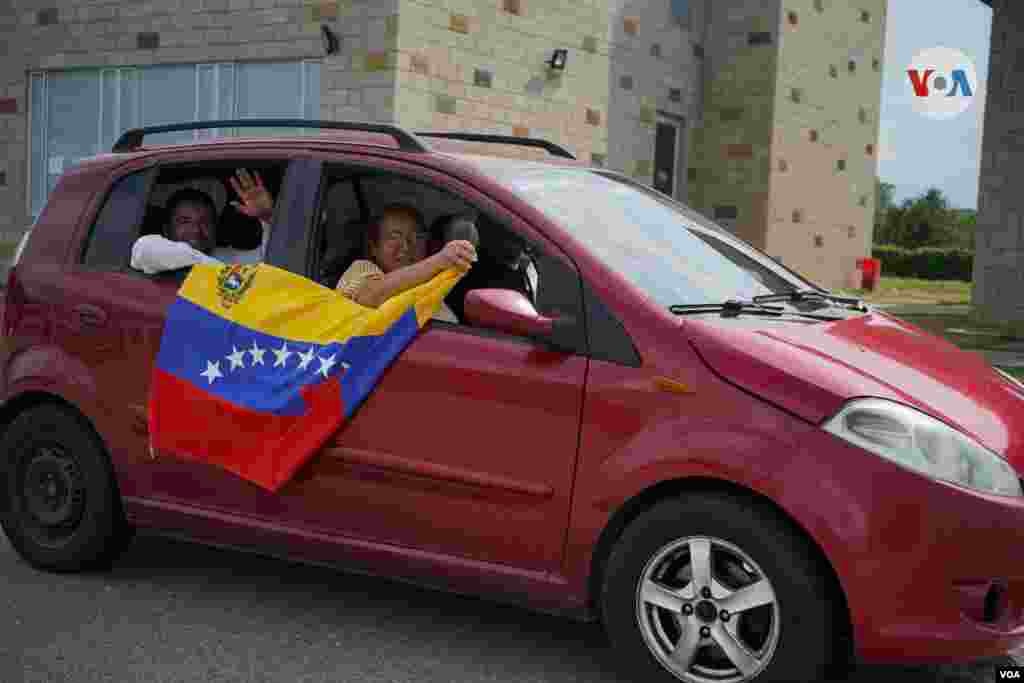 Con pitos, algarabías y banderas en mano, centenares de vehículos venezolanos transitaron por el puente Atanasio Girardot.