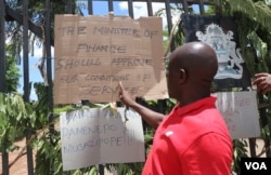 A man reads a sign at the closed and sealed court entrance during a week-long judiciary strike in Blantyre, Malawi, Dec. 13, 2022. (Lameck Masina/VOA)