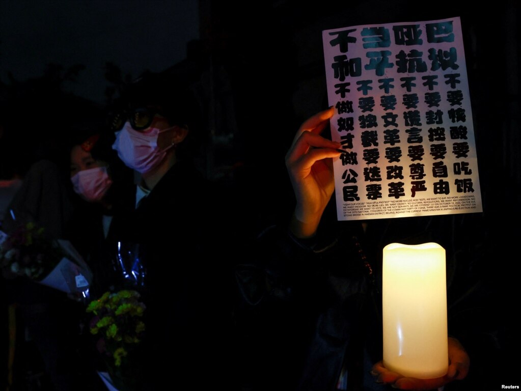 示威者在中国驻东京大使馆外举行示威抗议中国当局的严厉防疫封控措施。（2022年11月27日）(photo:VOA)