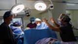 Perawat membantu ahli bedah ginekologi Dr. Marci Bowers saat dia melakukan operasi pemulihan klitoris pada seorang wanita yang sebelumnya pernah disunat (FGM), di sebuah klinik di Nairobi, Kenya, 17 November 2022. REUTERS/Monicah Mwangi