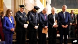 La presidenta de la Cámara de Representantes, Nancy Pelosi, junto a otros líderes del Congreso durante la ceremonia de condecoración a los guardias que defendieron en Capitolio 6 de enero de 2021 en una ceremonia del 6 de diciembre de 2022.