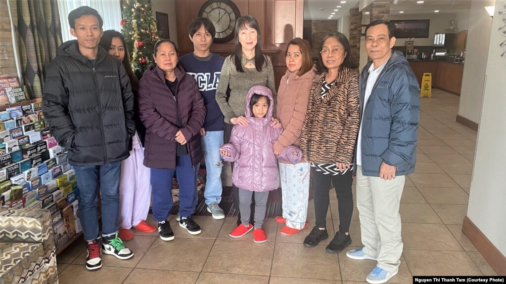 Ông Thạch Soong và gia đình tại một khách sạn ở thành phố Portland, Oregon, ngày 3/12/2022. Photo by Nguyen Thi Thanh Tam. 
