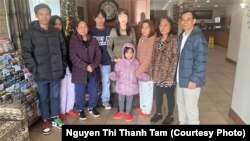 Ông Thạch Soong và gia đình tại một khách sạn ở thành phố Portland, Oregon, ngày 3/12/2022. Photo by Nguyen Thi Thanh Tam. 
