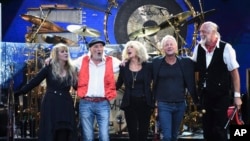 Los miembros de la banda de Fleetwood Mac hacen una reverencia, de izquierda a derecha, Stevie Nicks, John McVie, Christine McVie, Lindsey Buckingham y Mick Fleetwood en el tributo a la Persona del Año de MusiCares 2018 en honor a Fleetwood Mac en el Radio City Music Hall el viernes 26 de enero de 2018 , en Nueva York. (Foto de Evan Agostini/Invision/AP)