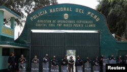 Polisi berjaga di luar rumah tahanan yang menampung mantan Presiden Peru Pedro Castillo di Lima, Peru, pada 9 Desember 2022. 