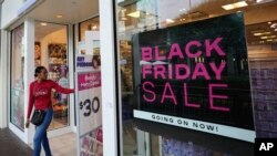 Una persona sale de una tienda de accesorios Claire's anunciando ofertas por el Black Friday, el 21 de noviembre de 2022, en Miami.