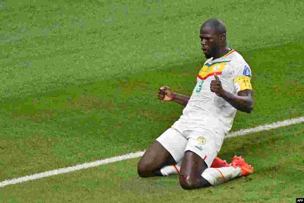 Défenseur ya Sénégal #03 Kalidou Koulibaly azali kosepela nsima na mongete ya ekipi na ye na match na Equateur na groupe A ya Mondial Qatar 2022 na stade Khalifa, Doha, 29 novembre 2022. (Photo JUNG Yeon-je / AFP)