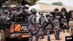 ARCHIVES - Des policiers à l'entrée du siège de la Plateforme d'unité nationale (NUP) à Kampala, en Ouganda, le 18 janvier 2021.