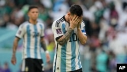 El delantero argentino Lionel Messi, en primer plano, reacciona tras desperdiciar una ocasión de gol durante la derrota 2-1 ante Arabia Saudí en el partido del Grupo C del Mundial, el martes 22 de noviembre de 2022, en Lusail, Qatar.