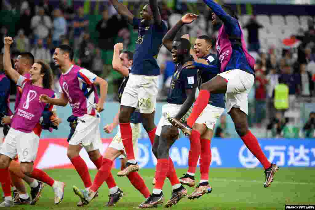 Jogadores franceses festejam após fim do jogo frente à Polónia, que ganharam por 3-1, no Estádio Al-Thumama. Doha, Qatar, 4 dezembro, 2022