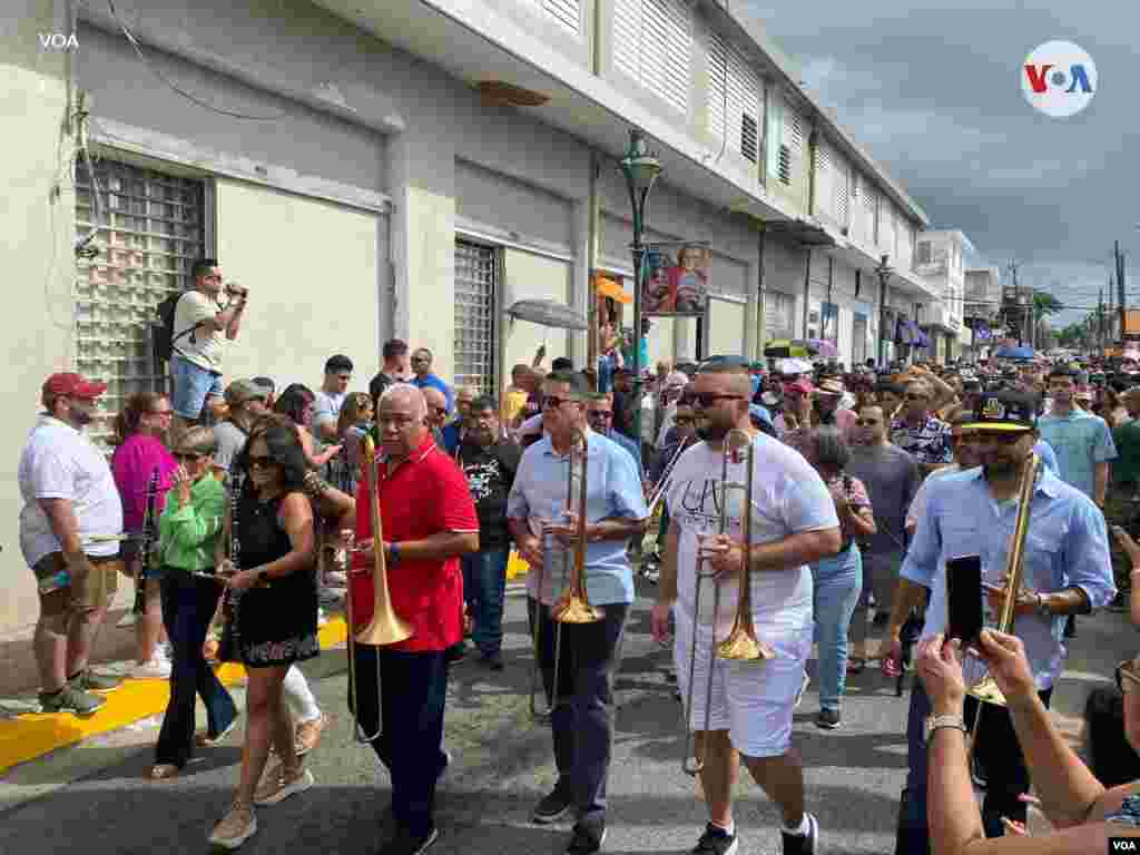 La celebración del Día de Reyes comenzó con un desfile al que se unió una banda musical, hasta llegar a la iglesia del pueblo. Hasta allí llegaron este viernes unas 20 mil personas, dijo a la VOA William Santiago, administrador de la Casa Museo de los Reyes Magos.