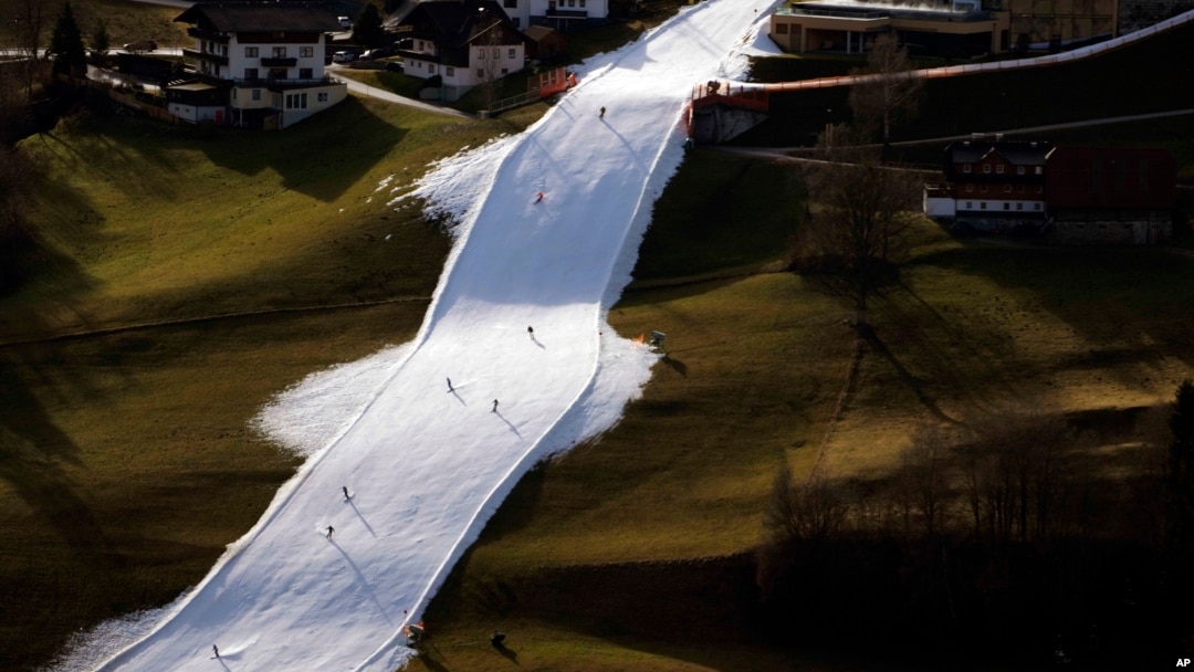 Ljudi skijaju u Austriji.