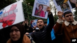 2022年11月30日抗议者在中国驻土耳其伊斯坦布尔领事馆前抗议中国对维吾尔人的残酷镇压