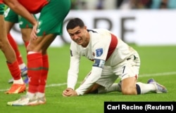 Cristiano Ronaldo tak dapat menyembunyikan kesedihannya saat Portugal kalah tipis saat melawan Maroko di babak perempat final Piala Dunia 2022. (Foto: REUTERS/Carl Recine)