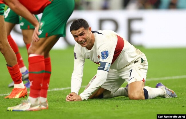 Cristiano Ronaldo tak dapat menyembunyikan kesedihannya saat Portugal kalah tipis saat melawan Maroko di babak perempat final Piala Dunia 2022. (Foto: REUTERS/Carl Recine)